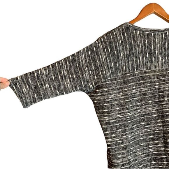 NWT! Andrea Jovine v neck sweater. Size small - Picture 6 of 6